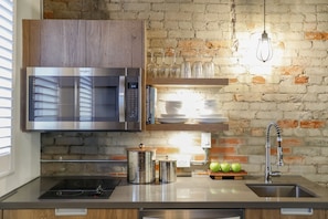 Réfrigérateur, four à micro-ondes, surface de cuisson, cafetière-théière