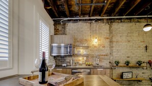 Private kitchen - Westlake Hotel - The Noire Suite (Etobicoke)