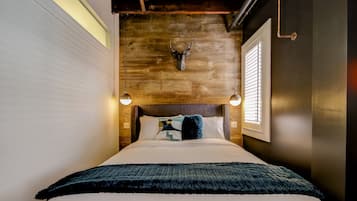 1 bedroom, bed sheets