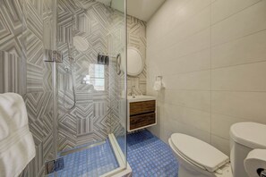 Ducha, secador de pelo y toallas