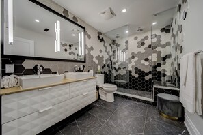 Dusj, hårføner og håndklær