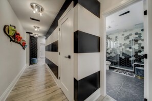 Shower, hair dryer, towels - Westlake Hotel - The Bye, Felicia Suite (Etobicoke)