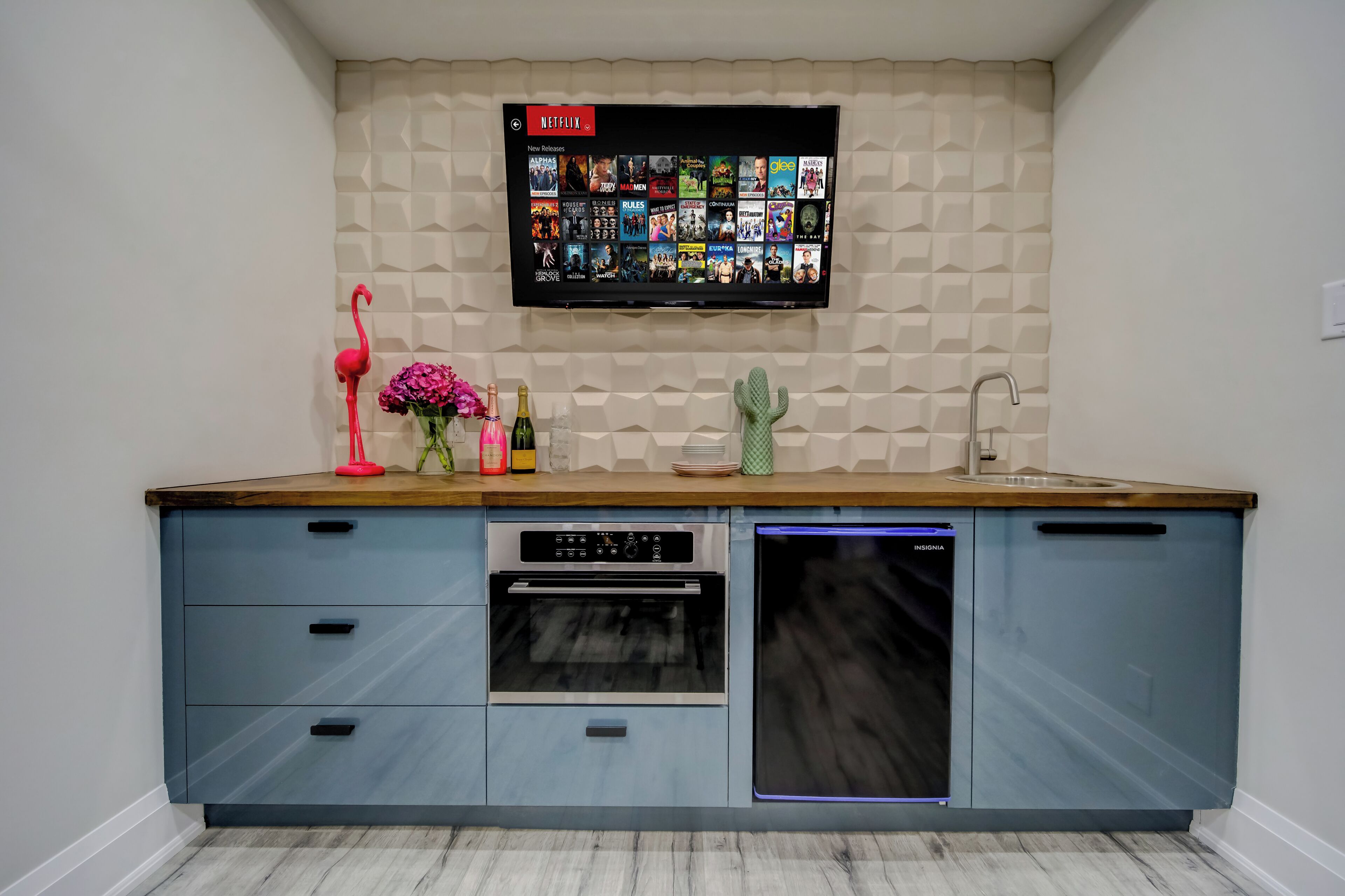 Fridge, microwave, dishwasher, coffee/tea maker