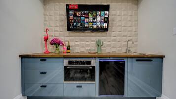 Fridge, microwave, dishwasher, coffee/tea maker