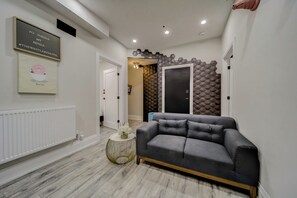 Interior - Westlake Hotel - The Bye, Felicia Suite (Etobicoke)