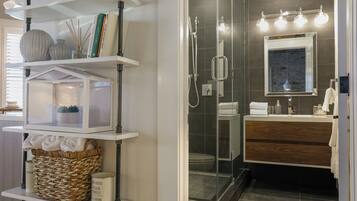 Shower, hair dryer, towels