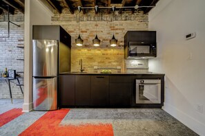 Réfrigérateur, four à micro-ondes, un four, surface de cuisson