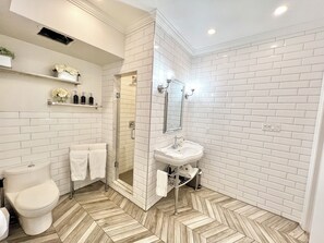 Shower, hair dryer, towels - Westlake Hotel - The Andy Suite (Etobicoke)