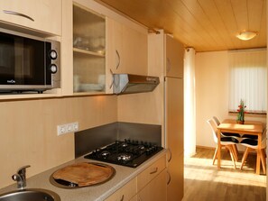 Réfrigérateur, micro-ondes, batterie de cuisine, vaisselle et ustensiles