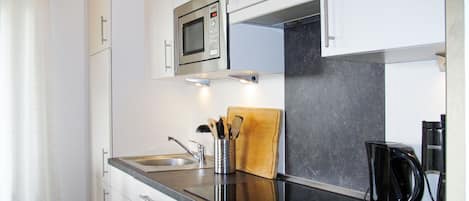 Kühlschrank, Mikrowelle, Ofen, Geschirrspüler