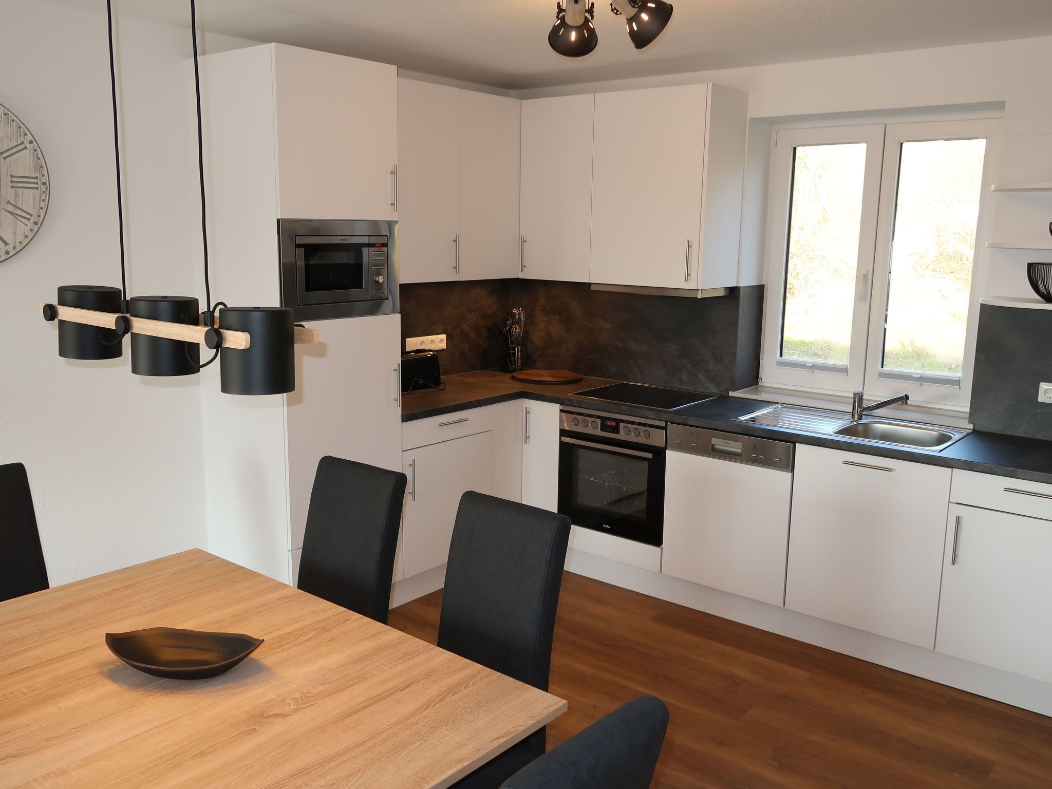 Kühlschrank, Mikrowelle, Ofen, Geschirrspüler