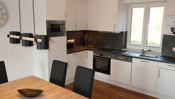 Kühlschrank, Mikrowelle, Ofen, Geschirrspüler