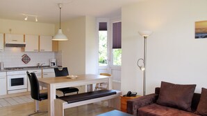 Un apartamento moderno con comedor, cocina y sala de estar.