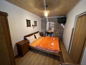 4 slaapkamers, een bureau, een strijkplank/strijkijzer, wifi