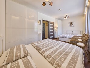1 bedroom, desk, Internet
