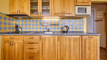 Refrigerador, microondas, lavavajillas y utensilios de cocina