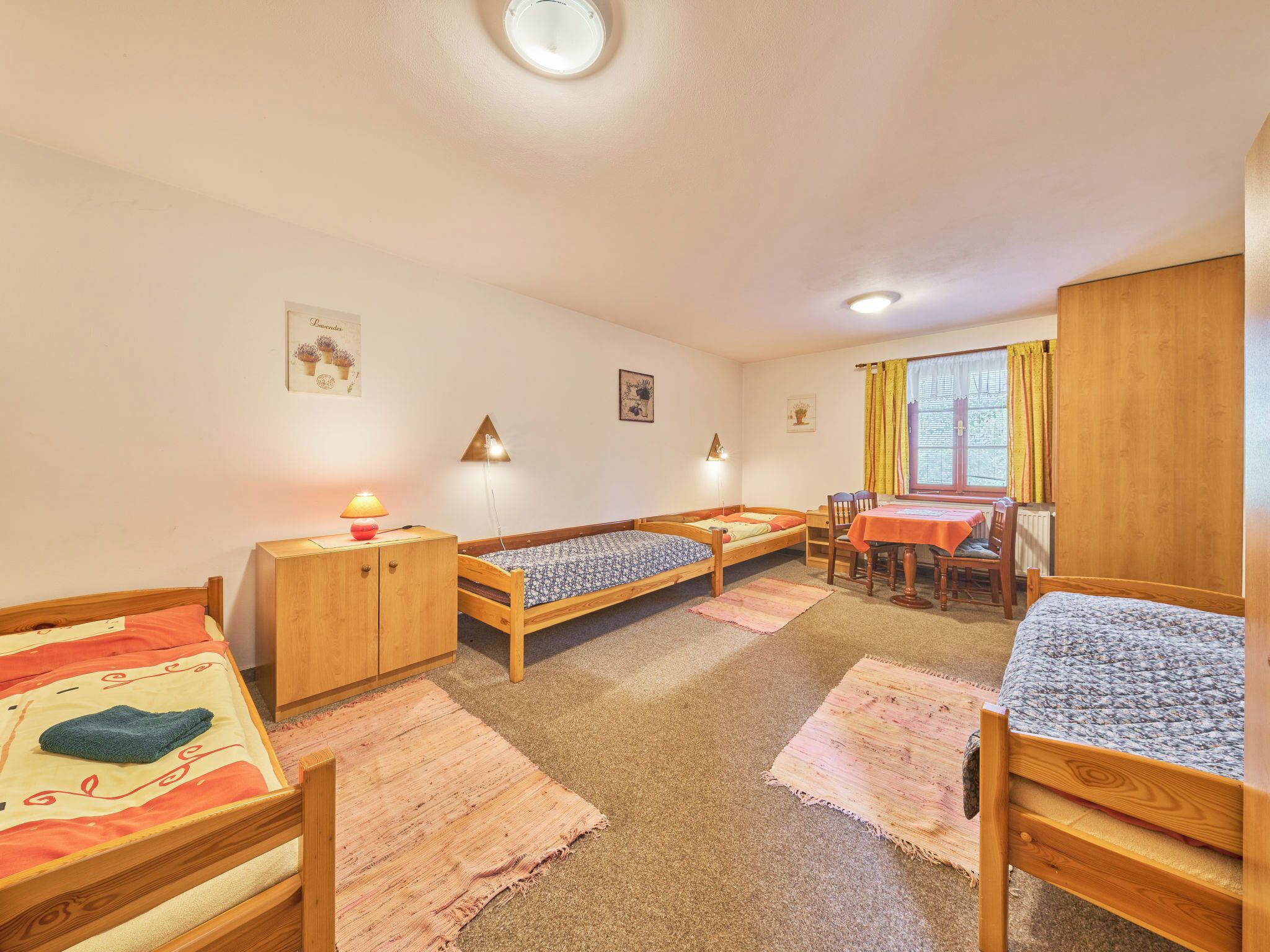 5 bedrooms, desk, WiFi