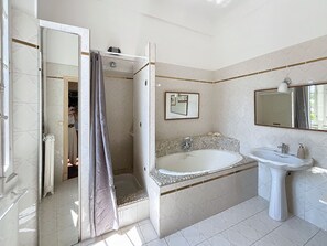 Doccia, asciugacapelli, bidet, asciugamani