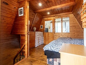 2 bedrooms, desk, Internet