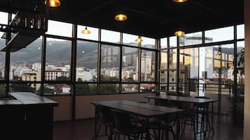 Flatskjerm-TV, Netflix, bøker og strømmetjenester