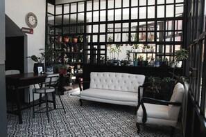 Téléviseur à écran plat de 43 po avec chaînes spécialisées, Netflix