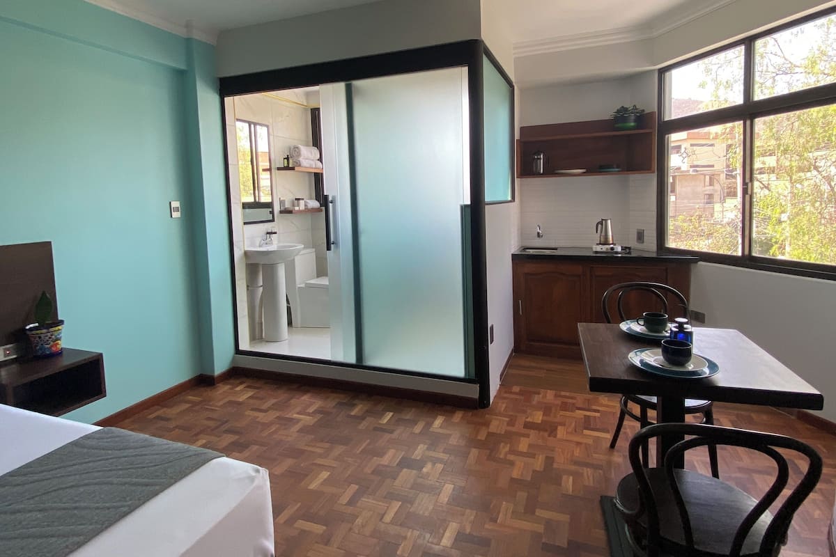 Eenvoudige tweepersoonskamer | 1 slaapkamer, luxe beddengoed, donzen dekbedden, een minibar