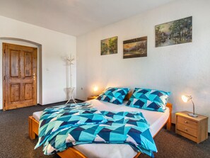 4 bedrooms, desk, WiFi