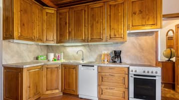 Kühlschrank, Mikrowelle, Ofen, Geschirrspüler