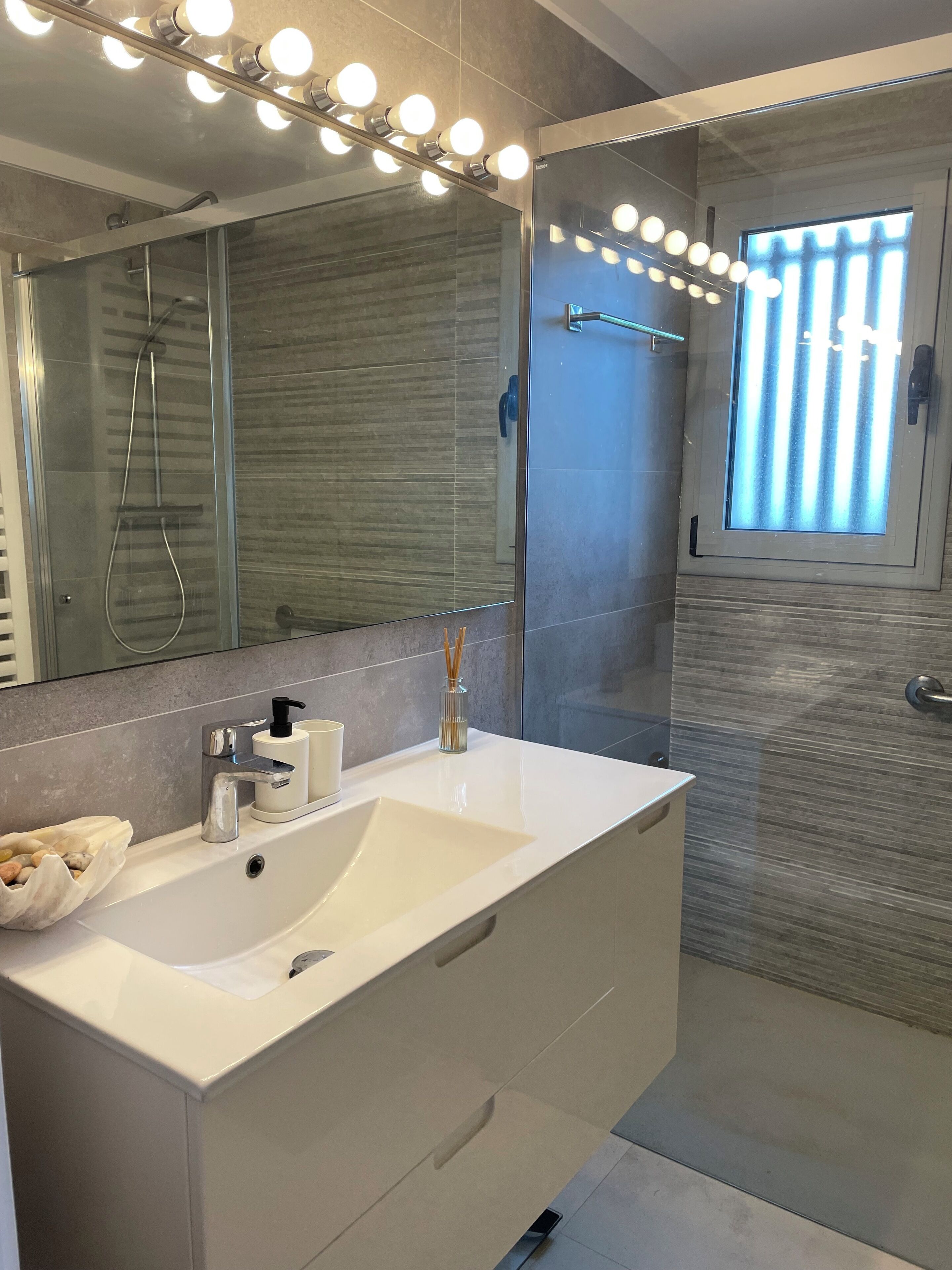 Douche, séchoir à cheveux, serviettes fournies, savon
