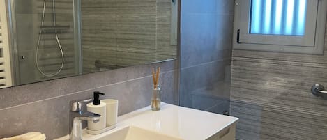 Douche, sĂšche-cheveux, serviettes fournies, savon