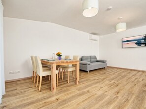 Dining - Elisabeth by Interhome (Drobollach am Faakersee)