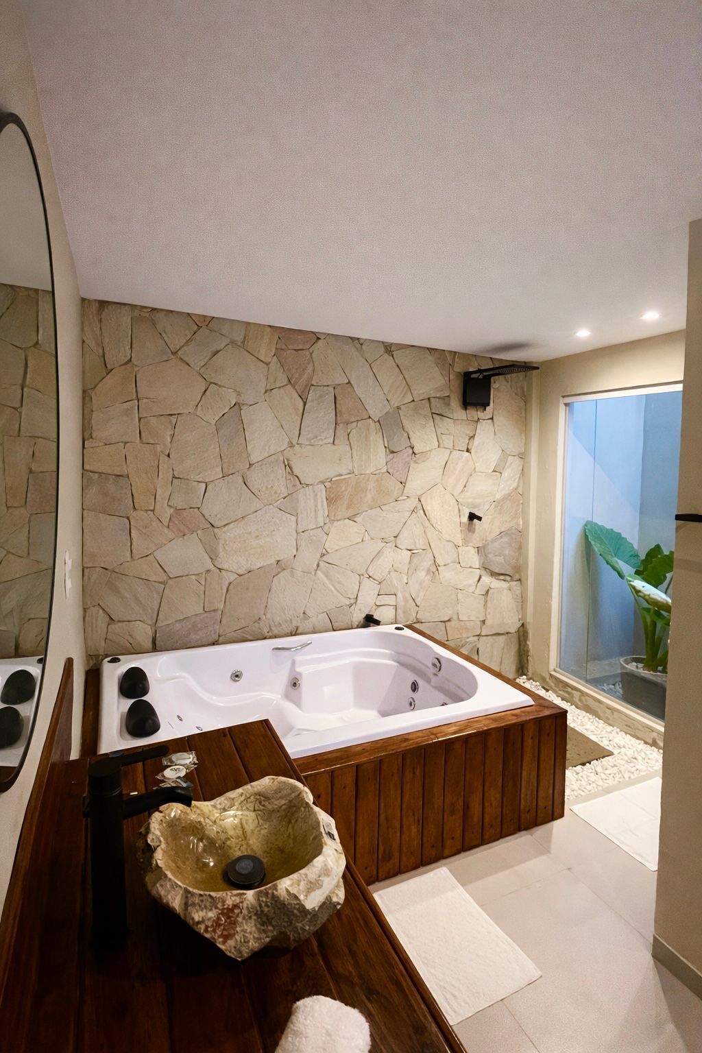 Secador de pelo, jabón, shampoo, papel higiénico