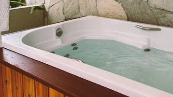 Quarto casal superluxo | Banheira de hidromassagem particular