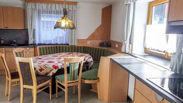 Kühlschrank, Mikrowelle, Ofen, Geschirrspüler