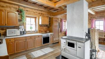 Geladeira, fogão, lava-louças, cadeirão de bebê