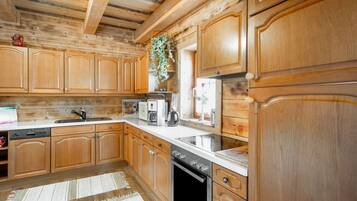 Réfrigérateur, four, lave-vaisselle, chaise haute