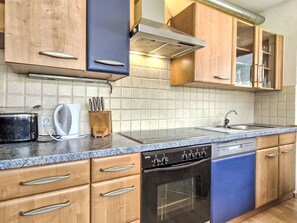 Frigorífico, microondas, horno y lavavajillas