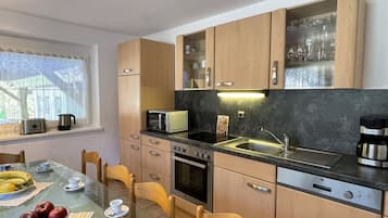 Kühlschrank, Mikrowelle, Ofen, Geschirrspüler