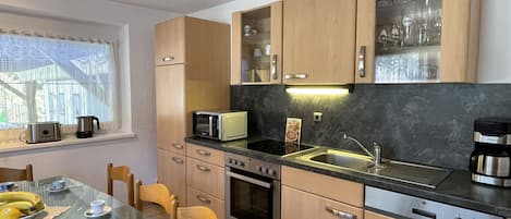 Kühlschrank, Mikrowelle, Ofen, Geschirrspüler