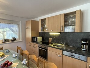 Kjøleskap, mikrobølgeovn, ovn og oppvaskmaskin