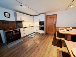Refrigerador, microondas, lavavajillas y utensilios de cocina 