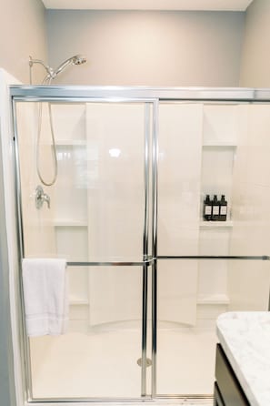 Regadera, amenidades de baño ecológicas, secadora de cabello, bidet
