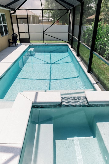 Heated Saltwater Pool & Hot tub