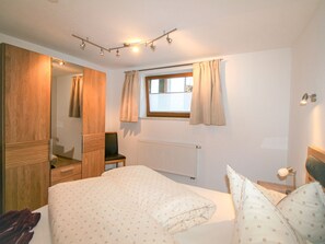 3 slaapkamers, een strijkplank/strijkijzer, wifi