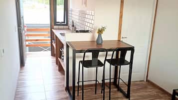 Classic Studio, Mountain View | Laptop workspace, blackout drapes, free WiFi, bed sheets