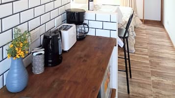 Classic Studio, Mountain View | Laptop workspace, blackout curtains, free WiFi, bed sheets