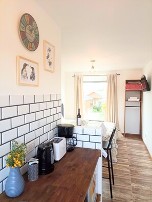 Laptop workspace, blackout curtains, free WiFi, bed sheets - Laguna Studios (El Calafate)