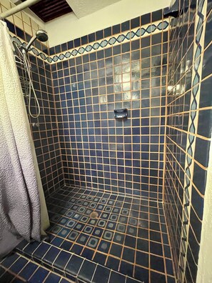 Douche, sèche-cheveux, serviettes fournies, savon