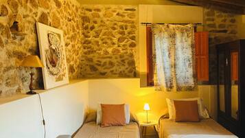 1 slaapkamer, een bureau, een strijkplank/strijkijzer, beddengoed