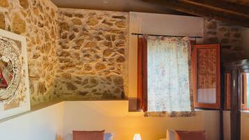 1 slaapkamer, een bureau, een strijkplank/strijkijzer, beddengoed